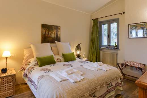 Loliondo - Double bedroom with en-suite bathroom with shower