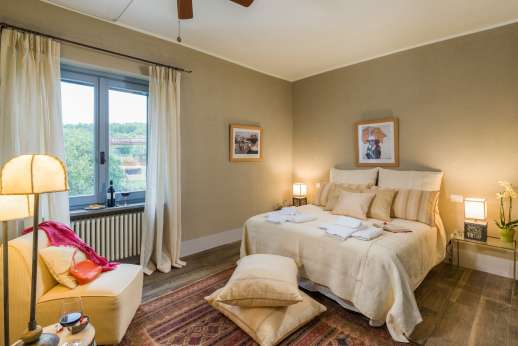 Loliondo - Double bedroom with en-suite bathroom with shower