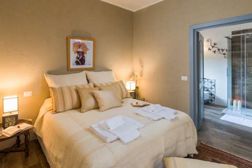 Loliondo - Double bedroom with en-suite bathroom with shower
