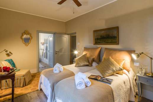 Loliondo - Double bedroom with en-suite bathroom with shower