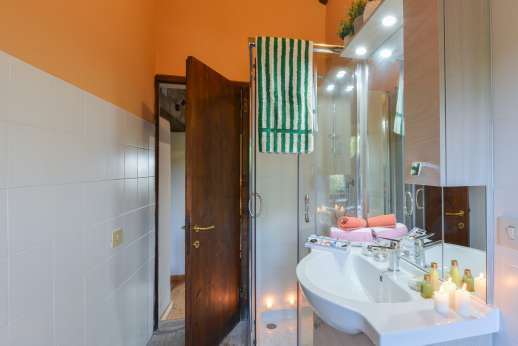 Poggio Tranquillo - Shared bathroom with shower