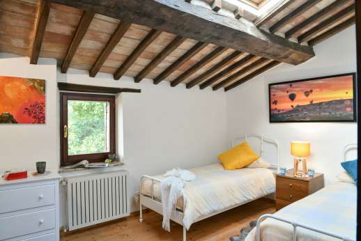 Poggio Tranquillo - First floor twin bedroom with shared bathroom
