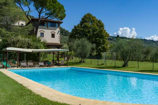 La Villa di Petroio - The very large, fenced swimming pool is set on a lawned terrace 90m/100 yards from the house