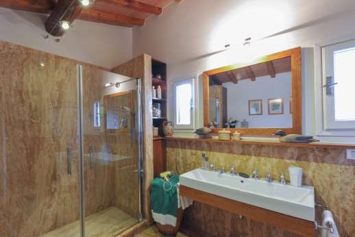 La Villa Di Petroio - Stylish walk in shower.