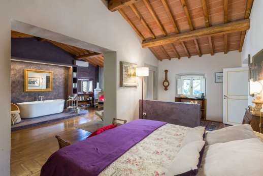 The Estate Of Petroio - Master bedroom with air-conditioning and ensuite. First floor La villa di Petroio