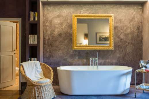 The Estate Of Petroio - Master bedroom en suite a beautiful and relaxing bathroom