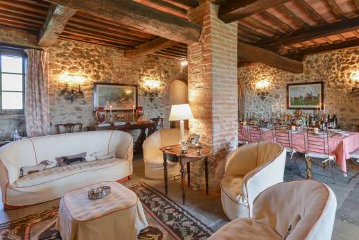 Belsguardo - Large open plan living space and dining table on the ground floor