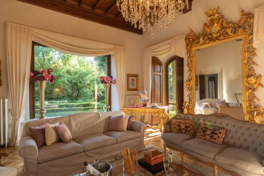 Villa Di Masseto - Ground floor sitting room with flat-screen TV and CD player