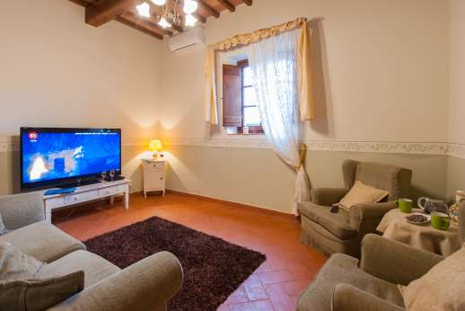 San Leolino - Ground floor sitting room with large TV