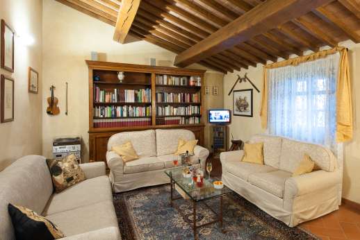 San Leolino (x 10 people) with Staff and Cook - First floor sitting room with TV