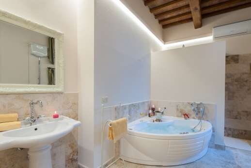 San Leolino (x 10 people) with Staff and Cook - Ensuite bathroom to the master bedroom with jacuzzi bath and walk in shower