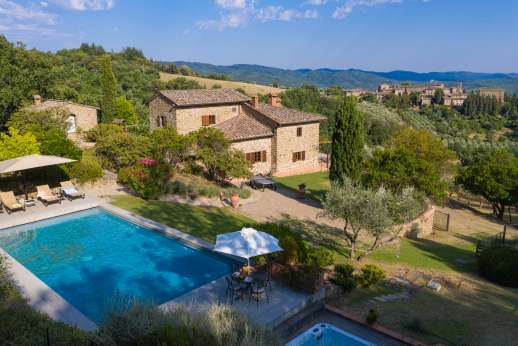Villa al Monte - This old stone farmhouse and its guest house set midway between Gaiole, and Panzano in Chianti.