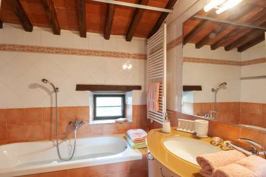 Villa al Monte - A bathroom with bath.