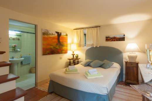 Villa al Monte - Guest house lower ground floor double bedroom with en suite bathroom.