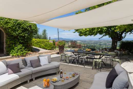 Villa Le Botti - Dine outside in the shaded paved terrace