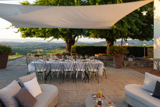 Villa Le Botti -Dinner outside on the shaded terrace