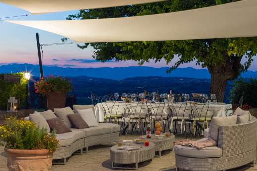 Villa Le Botti - Outside shaded seating and dining area
