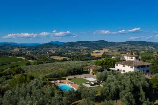 Villa Le Botti - Perched on a hill top with stunning views of the rolling Tuscan countryside