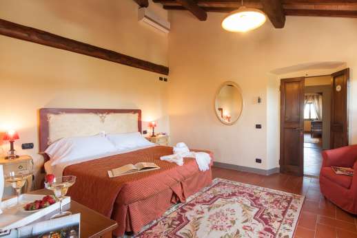 Villa Le Botti - View of a double air conditioned bedroom with en suite bathroom.