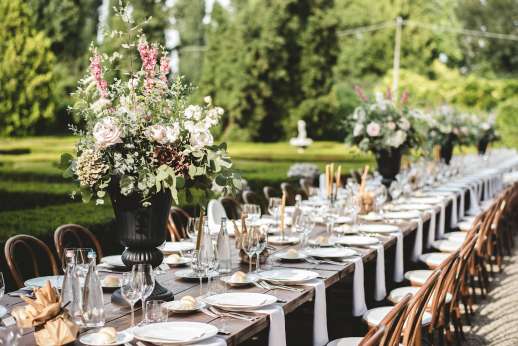 Weddings at Villa Zambonina (x 18 people) - Wedding table set in the gardens