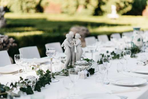 Weddings at Villa Zambonina (x 18 people) - Table formally set ready to receive guests