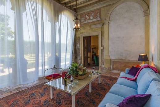 Weddings at Villa Zambonina (x 18 people) - Comfortable furnishings of the home but outside in the loggia