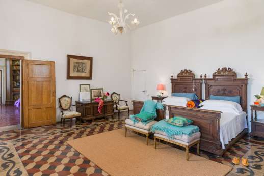 Weddings at Villa Zambonina (x 18 people) - Air-conditioned twin bedroom on the north side of the first floor facing the garden.