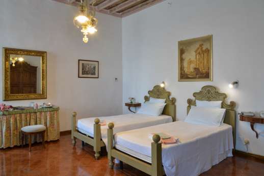 Weddings at Villa Zambonina (x 18 people) - Air conditioned twin bedroom that can be converted to a double with en suite on the first floor.