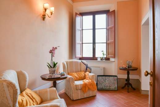 Santa Gelsa - Seating area in bedroom Lucca