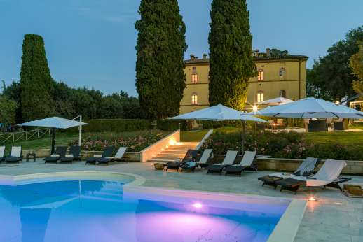 Santa Gelsa - The multi coloured lighting in the pool means the pool can be enjoyed in the cooler evenings