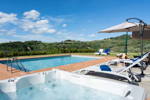 Maggiano Piccolo - Relax in the hot tub soaking in the views