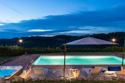Maggiano Piccolo - Fully lit pool