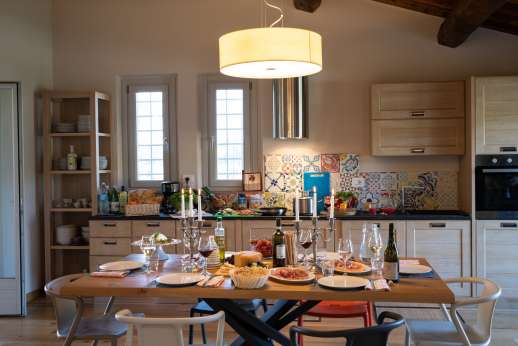 Maggiano Piccolo - Kitchen with a dining table for 6