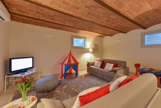 Maggiano Piccolo - Lower ground floor where there is a second living area with playroom