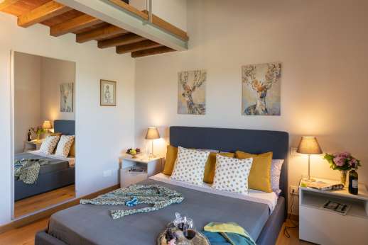 Maggiano Piccolo - Master double bedroom with en-suite bathroom and a mezzanine floor with two spare single beds