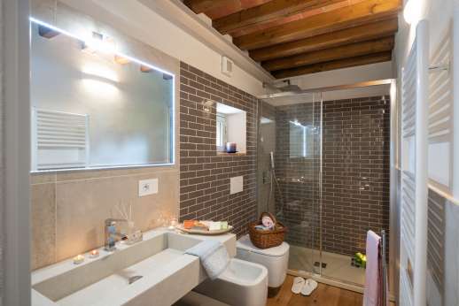 Maggiano Piccolo - Bathroom and walk in shower