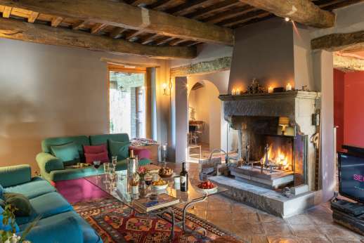 Tra Sanvento - The open fireplace and enveloping sofas invite you to sit back and watch TV or enjoy a long reading session in the company of a glass of wine