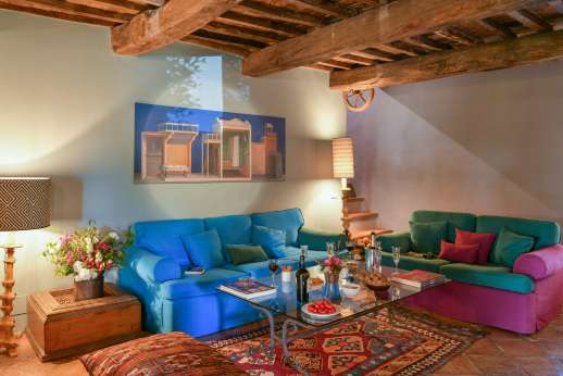 Tra Sanvento - The living room across from the fireplace