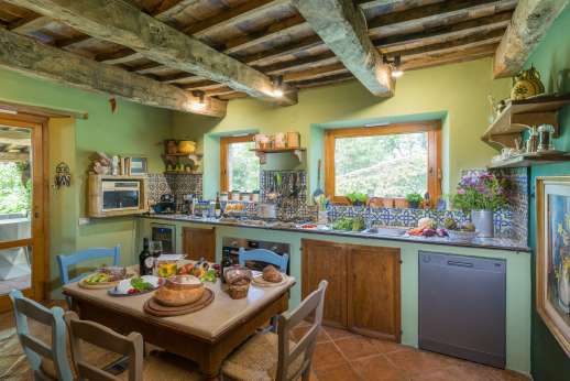 Tra Sanvento - On one side of the living area is the well-equipped country kitchen with a traditional outdoor wood oven