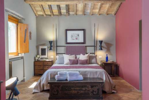 Tra Sanvento - Main house double bedroom with en-suite bathroom with shower and bath