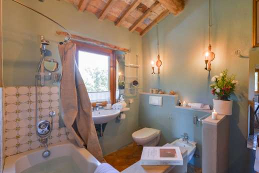 Tra Sanvento - En-suite bathroom with shower and bath
