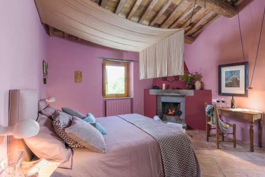 Tra Sanvento - Main house double bedroom with en-suite bathroom with shower and bath