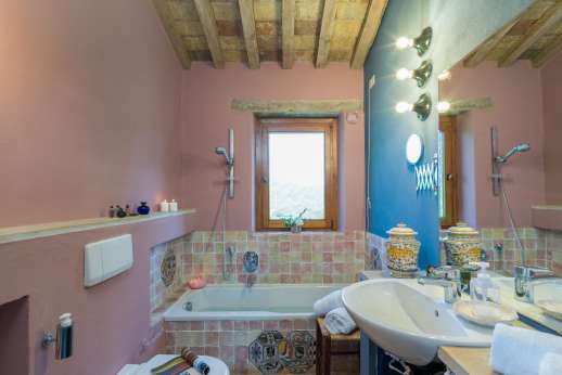 Tra Sanvento - en-suite bathroom with shower and bath