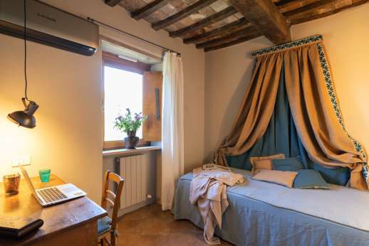 Tra Sanvento -Main house ground floor single bedroom with bathroom and shower