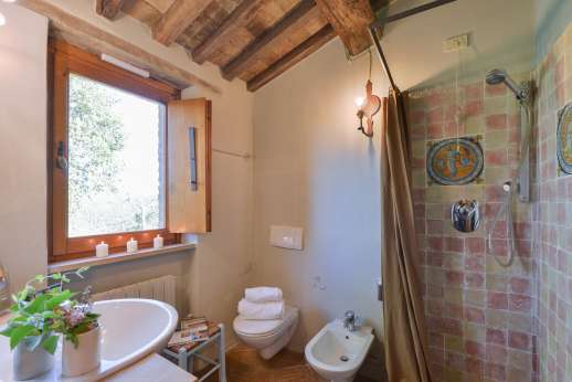 Tra Sanvento - Main house ground floor bathroom with shower