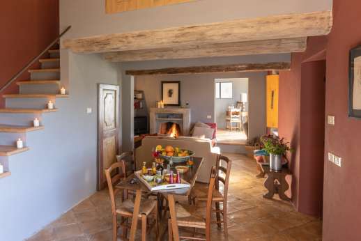 Tra Sanvento - Guest house living area with sofa, fireplace and TV