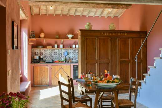 Tra Sanvento - Dining area and kitchen