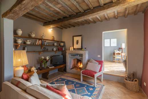 Tra Sanvento - Sitting room with open fireplace