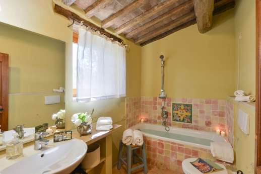 Tra Sanvento - Bathroom and bathtub