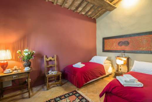 Tra Sanvento - Guest house first floor double/twin bedroom and bathroom with shower